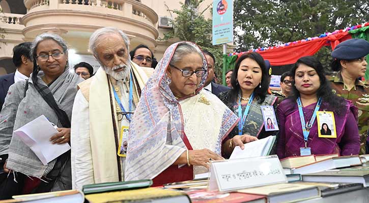 বইমেলা শুরুর দিনে বৃষ্টির স্নিগ্ধতা